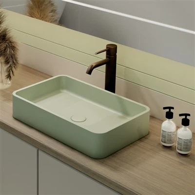 Lavandini del bagno sopra il bancone